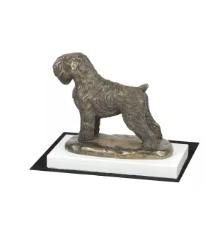 Terrier noir russe - statuette de chien, figurine sur un socle blanc, trophée pour exposition de chiens de la marque Art-Dog