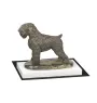 Russischer Schwarzer Terrier, Russkiy Tchiorny Terrier - Hundestatue, Figur auf weißem Sockel, Trophäe für die Art-Dog-Hundeaustellung.