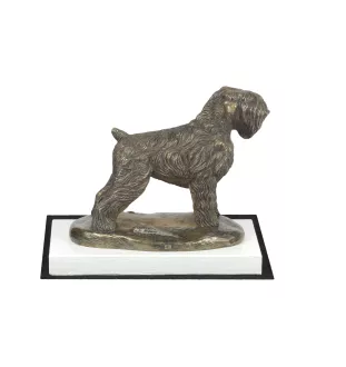 Russischer Schwarzer Terrier, Russkiy Tchiorny Terrier - Hundestatue, Figur auf weißem Sockel, Trophäe für die Art-Dog-Hundeaustellung.
