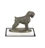 Russischer Schwarzer Terrier, Russkiy Tchiorny Terrier - Hundestatue, Figur auf weißem Sockel, Trophäe für die Art-Dog-Hundeaustellung.