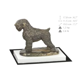 Russischer Schwarzer Terrier, Russkiy Tchiorny Terrier - Hundestatue, Figur auf weißem Sockel, Trophäe für die Art-Dog-Hundeaustellung.