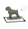 Russischer Schwarzer Terrier, Russkiy Tchiorny Terrier - Hundestatue, Figur auf weißem Sockel, Trophäe für die Art-Dog-Hundeaustellung.
