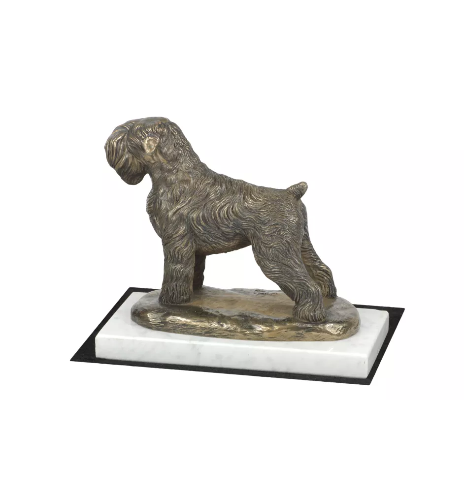 Russischer Schwarzer Terrier, Russkiy Tchiorny Terrier - Hundestatue, Figur auf weißem Marmor, Trophäe für die Art-Dog-Hundeaustellung