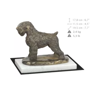 Russischer Schwarzer Terrier, Russkiy Tchiorny Terrier - Hundestatue, Figur auf weißem Marmor, Trophäe für die Art-Dog-Hundeaustellung