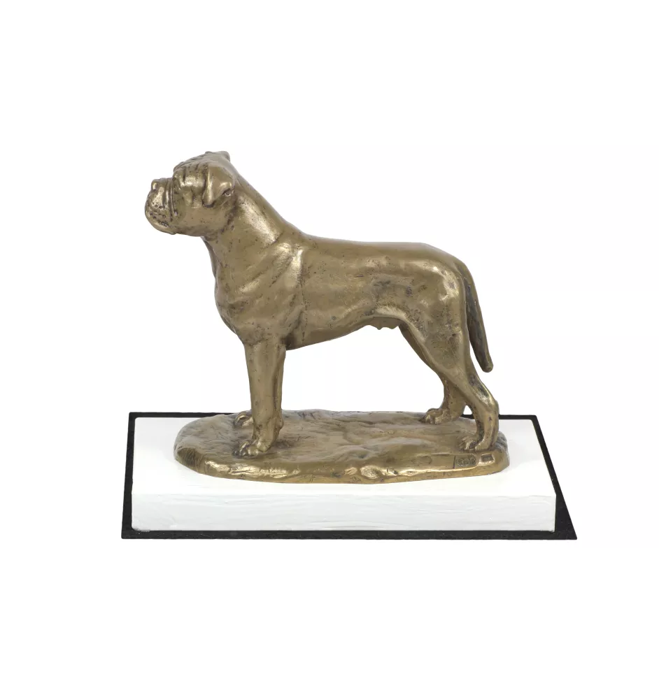 Bullmastiff - Hundestatue, Figur auf weißem Sockel, Trophäe für die Art-Dog-Hundeaustellung.