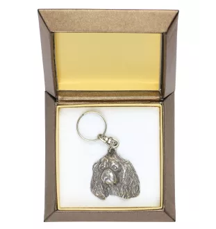 Cavalier King Charles Spaniel I - Versilberter Anhänger mit einem Hund in einer dekorativen Box, Handtaschenschmuck, Rucksackanhänger der Marke Art-Dog