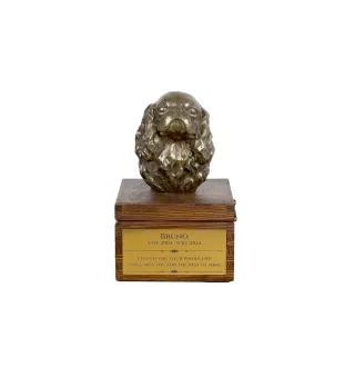 Cavalier King Charles Spaniel I - Eine Ascheurne für Hunde mit einer Statuette, eine kleine Urne für Hunde, eine personalisierte Urne mit dem Porträt eines Hundes von der Marke Art-Dog.