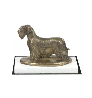 Tschechischer Terrier,   Böhmischer Terrier, Český Teriér - Hundestatue, Figur auf weißem Sockel, Trophäe für die Art-Dog-Hundeaustellung.