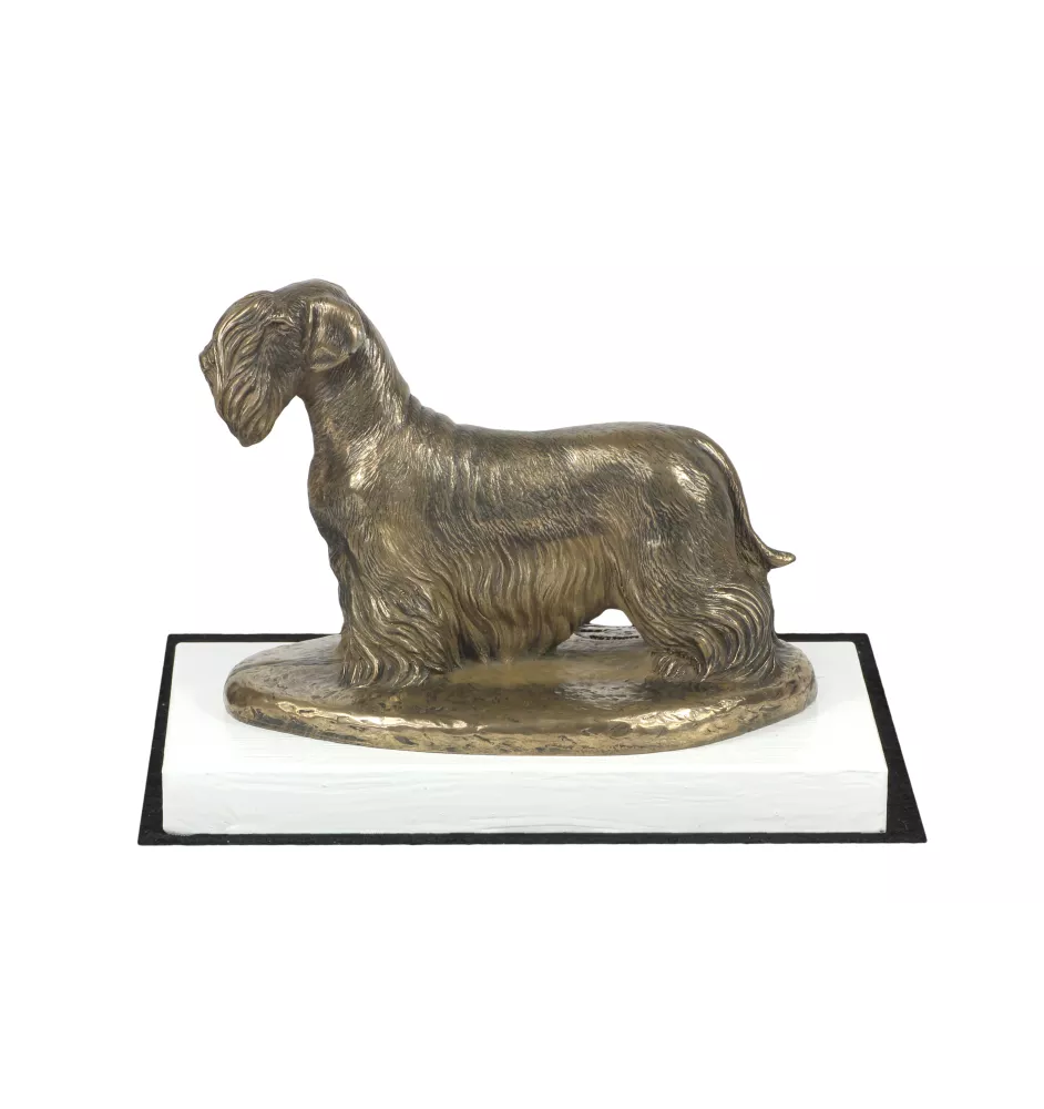 Tschechischer Terrier,   Böhmischer Terrier, Český Teriér - Hundestatue, Figur auf weißem Sockel, Trophäe für die Art-Dog-Hundeaustellung.