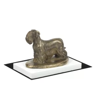 Tschechischer Terrier,   Böhmischer Terrier, Český Teriér - Hundestatue, Figur auf weißem Sockel, Trophäe für die Art-Dog-Hundeaustellung.