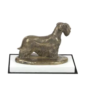 Tschechischer Terrier,   Böhmischer Terrier, Český Teriér - Hundestatue, Figur auf weißem Sockel, Trophäe für die Art-Dog-Hundeaustellung.