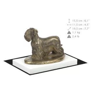 Tschechischer Terrier,   Böhmischer Terrier, Český Teriér - Hundestatue, Figur auf weißem Sockel, Trophäe für die Art-Dog-Hundeaustellung.
