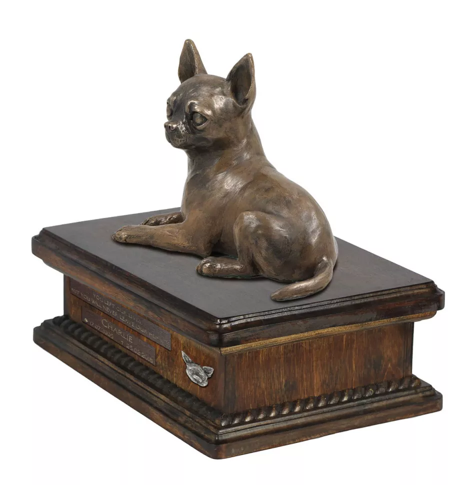Chihuahua à poil court - urne pour cendres de chien, urne personnalisée avec une statuette, urne en bois avec un chien de la marque Art-Dog
