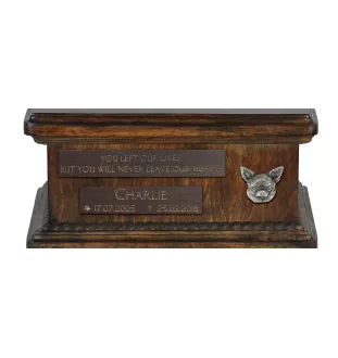 Chihuahua à poil court - urne pour cendres de chien, urne personnalisée avec une statuette, urne en bois avec un chien de la marque Art-Dog