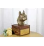 Boston Terrier - Eine Ascheurne für Hunde mit einer Statuette, eine kleine Urne für Hunde, eine personalisierte Urne mit dem Porträt eines Hundes von der Marke Art-Dog.