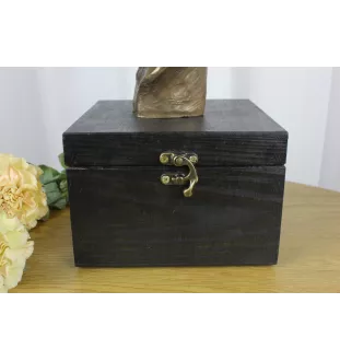 Boston Terrier, American Gentleman - an urn with an engraving and a sculpture of a dog, a handmade product by the Art-Dog brand.