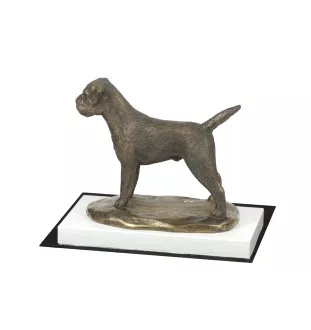 Border Terrier - Hundestatue, Figur auf weißem Sockel, Trophäe für die Art-Dog-Hundeaustellung.
