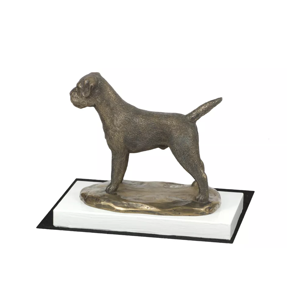 Border Terrier - Hundestatue, Figur auf weißem Sockel, Trophäe für die Art-Dog-Hundeaustellung.