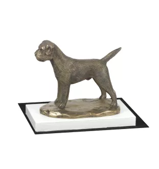 Border Terrier - Hundestatue, Figur auf weißem Sockel, Trophäe für die Art-Dog-Hundeaustellung.