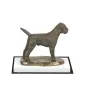 Border Terrier - Hundestatue, Figur auf weißem Sockel, Trophäe für die Art-Dog-Hundeaustellung.