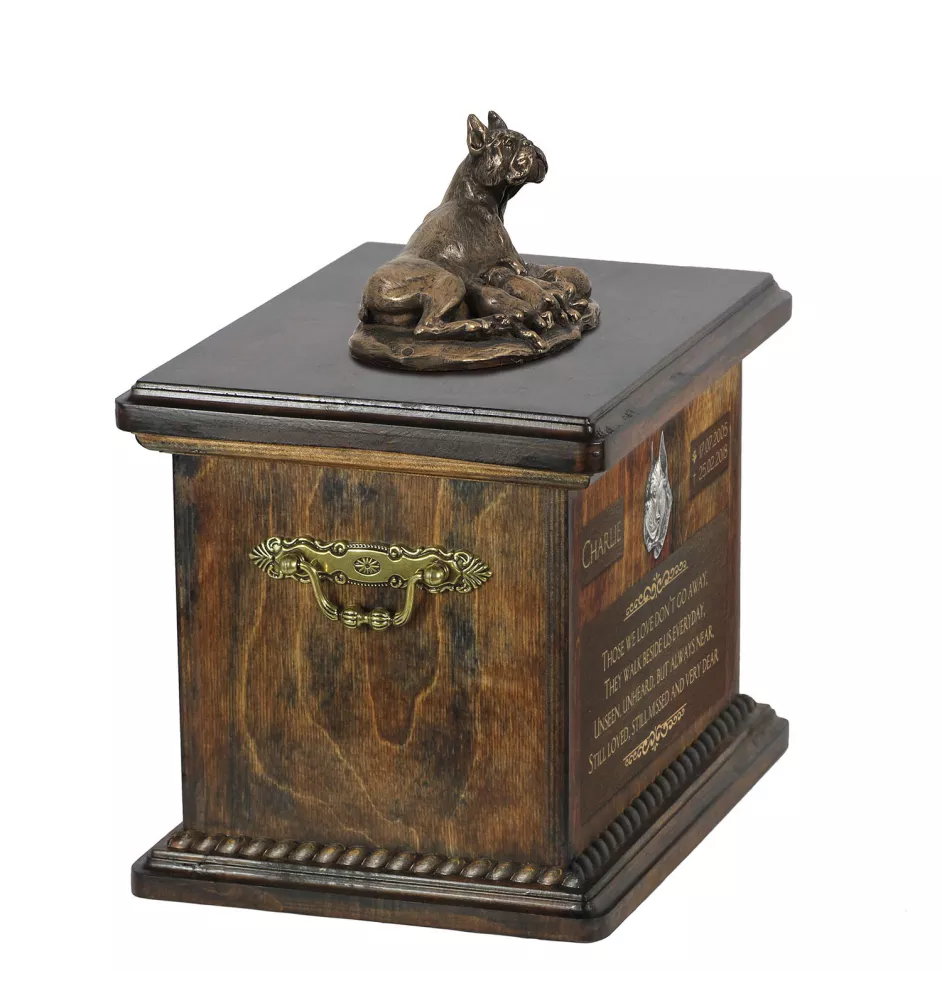 Boxer, Deutscher Boxer III - Eine Urne für die Asche eines Hundes, eine Urne mit einer Statue, eine personalisierte Hundeurne von der Marke Art-Dog.
