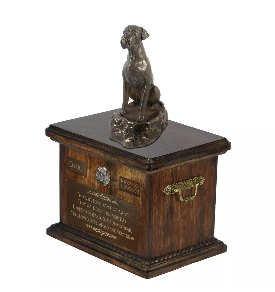 Boxer, Deutscher Boxer V - Eine Urne für die Asche eines Hundes, eine Urne mit einer Statue, eine personalisierte Hundeurne von der Marke Art-Dog.