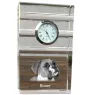 Boxer I - une horloge en verre avec une photo, une photo de chien dans un cristal, une horloge de bureau personnalisée de la marque Art-Dog