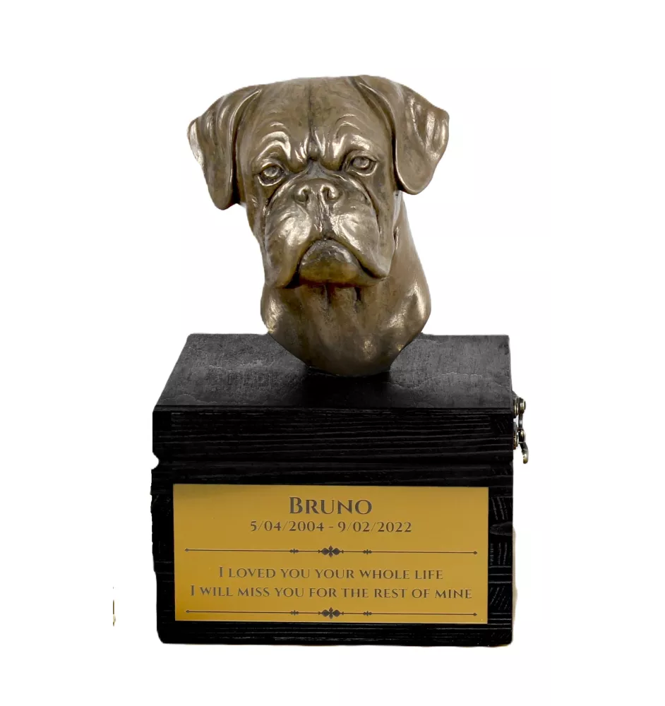 Boxer I - une urne avec une gravure et une sculpture de chien, un dernier adieu, un produit fait à la main de la marque Art-Dog