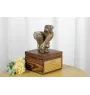 Boxer, Deutscher Boxer II - Eine Ascheurne für Hunde mit einer Statuette, eine kleine Urne für Hunde, eine personalisierte Urne mit dem Porträt eines Hundes von der Marke Art-Dog.