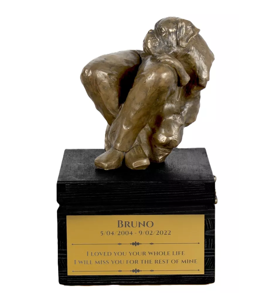 Boxer, Deutscher Boxer II - eine Urne mit Gravur und Hundeskulptur, letzter Abschied, handgefertigtes Produkt der Marke Art-Dog