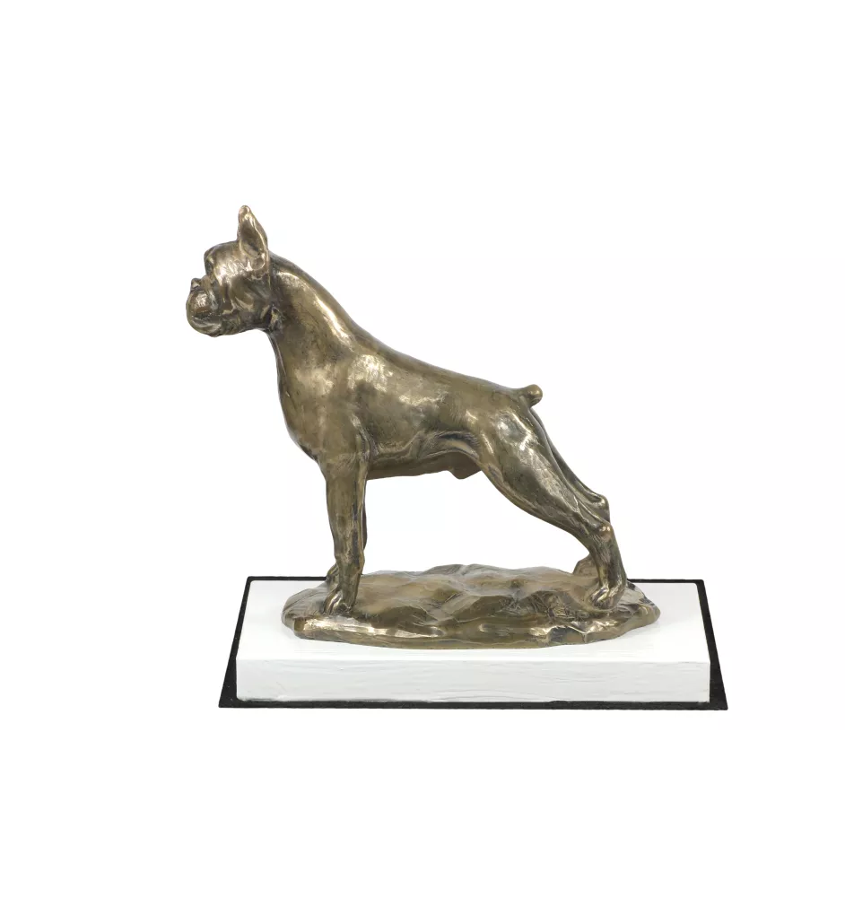 Boxer, Deutscher Boxer I - Hundestatue, Figur auf weißem Sockel, Trophäe für die Art-Dog-Hundeaustellung.
