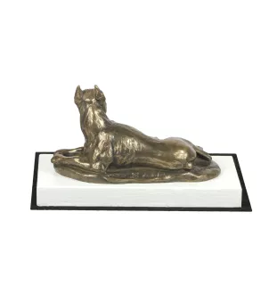 Boxer, Deutscher Boxer II - Hundestatue, Figur auf weißem Sockel, Trophäe für die Art-Dog-Hundeaustellung.