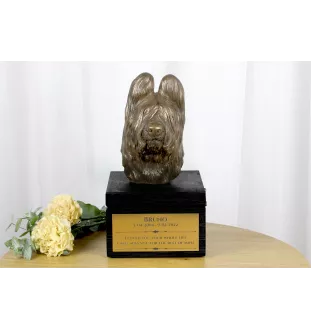 Berger de Brie, Briard - une urne avec une gravure et une sculpture de chien, un dernier adieu, un produit fait à la main de la marque Art-Dog