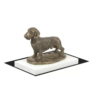 Dachshund Rauhhaar, Dackel, Teckel - Hundestatue, Figur auf weißem Sockel, Trophäe für die Art-Dog-Hundeaustellung.