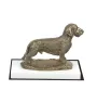 Dachshund Rauhhaar, Dackel, Teckel - Hundestatue, Figur auf weißem Sockel, Trophäe für die Art-Dog-Hundeaustellung.