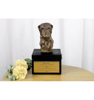 Deerhound, Scottish Deerhound - une urne avec une gravure et une sculpture de chien, un dernier adieu, un produit fait à la main de la marque Art-Dog