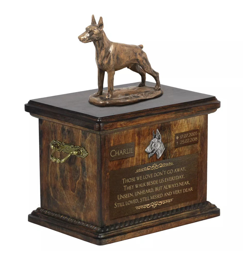 Dobermann I - Eine Urne für die Asche eines Hundes, eine Urne mit einer Statue, eine personalisierte Hundeurne von der Marke Art-Dog.