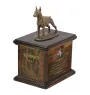 Dobermann I - Eine Urne für die Asche eines Hundes, eine Urne mit einer Statue, eine personalisierte Hundeurne von der Marke Art-Dog.