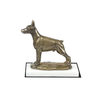 Dobermann I - Hundestatue, Figur auf weißem Sockel, Trophäe für die Art-Dog-Hundeaustellung.