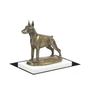 Dobermann I - Hundestatue, Figur auf weißem Sockel, Trophäe für die Art-Dog-Hundeaustellung.