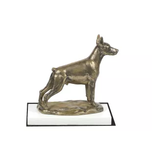 Dobermann I - Hundestatue, Figur auf weißem Sockel, Trophäe für die Art-Dog-Hundeaustellung.