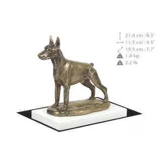 Dobermann I - Hundestatue, Figur auf weißem Sockel, Trophäe für die Art-Dog-Hundeaustellung.