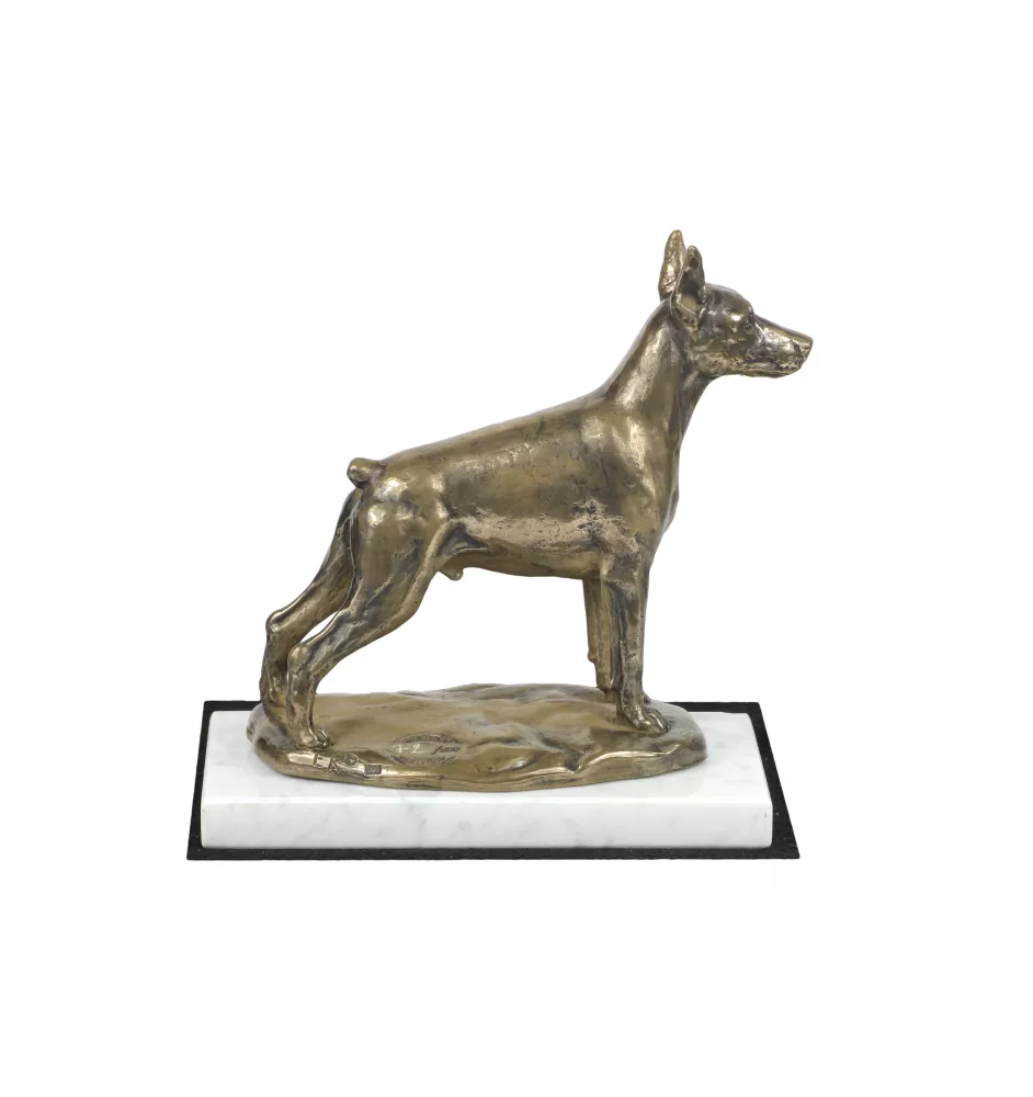 Dobermann I - Hundestatue, Figur auf weißem Marmor, Trophäe für die Art-Dog-Hundeaustellung