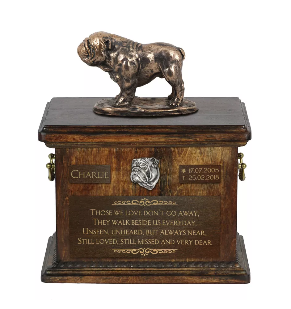 Bulldog I urna z podobizną psa i tabliczką Art-Dog