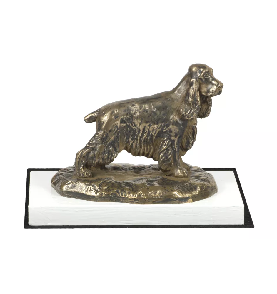 English Cocker Spaniel, Englische Cockerspaniel  - Hundestatue, Figur auf weißem Sockel, Trophäe für die Art-Dog-Hundeaustellung.