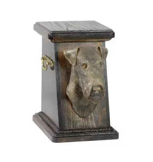 Fox Terrier Drahthaar, Foxterrier eine Ascheurne für Hunde, eine elegante Urne mit einer Statue, eine Gedenkurne mit dem Porträt eines Hundes von der Marke Art-Dog