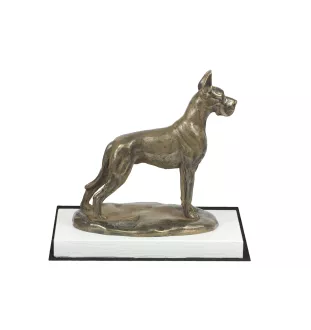 Deutsche Dogge, Ulmer Dogge, Große Dogge I - Hundestatue, Figur auf weißem Sockel, Trophäe für die Art-Dog-Hundeaustellung.