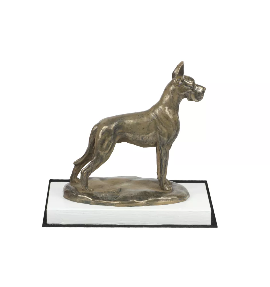 Deutsche Dogge, Ulmer Dogge, Große Dogge I - Hundestatue, Figur auf weißem Sockel, Trophäe für die Art-Dog-Hundeaustellung.