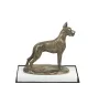 Deutsche Dogge, Ulmer Dogge, Große Dogge I - Hundestatue, Figur auf weißem Sockel, Trophäe für die Art-Dog-Hundeaustellung.
