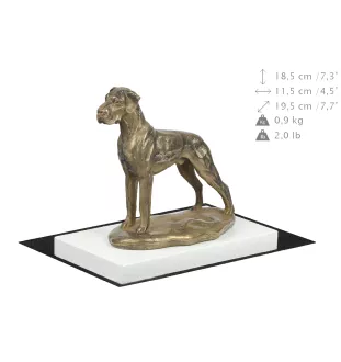 Deutsche Dogge, Ulmer Dogge, Große Dogge II - Hundestatue, Figur auf weißem Sockel, Trophäe für die Art-Dog-Hundeaustellung.
